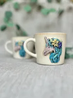 Ręcznie robiony ceramiczny kubek Ceranika z uchem z aplikacją jednorożec