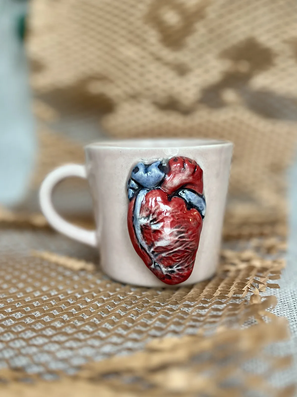 Ręcznie robiony ceramiczny kubek Ceranika z uchem z aplikacją anatomiczne serce