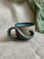 Ręcznie robiony ceramiczny kubek Ceranika z uchem zakręcona macka ośmiornicy
