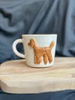 Ręcznie robiony ceramiczny kubek z uchem i pieskiem pudlem Ceranika