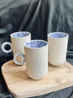 Ręcznie robiony ceramiczny kubek Ceranika z uchem ryflowany